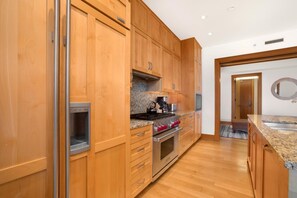 Condo (6 Bedrooms) | Private kitchen | Microwave, oven, dishwasher, coffee/tea maker