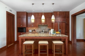 Condo (6 Bedrooms) | Private kitchen | Microwave, oven, dishwasher, coffee/tea maker