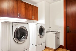 Condo (6 Bedrooms) | Laundry room