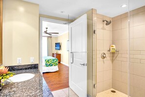 Condo (6 Bedrooms) | Phòng tắm | Buồng tắm vòi sen, đồ dùng nhà tắm được thiết kế riêng