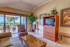 Condo (3 Bedrooms) | Sala de estar | TV