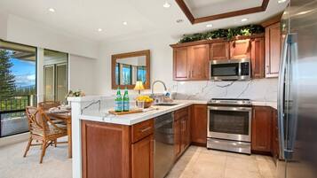 Condo (3 Bedrooms) | Private kitchen | Microwave, oven, dishwasher, coffee/tea maker