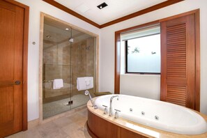 شقة (Multiple Bedrooms) | حمام | تجهيزات دش، مستلزمات فاخرة للعناية الشخصية