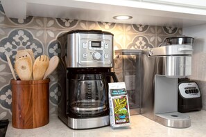 Mikrobølgeovn, ovn, opvaskemaskine, kaffe-/temaskine