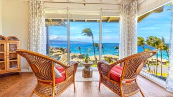 Condo (5 Bedrooms) | Living room | TV