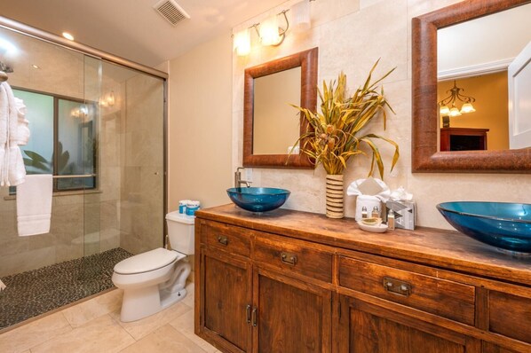 Condo (6 Bedrooms) | Bathroom