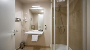 A bathroom with a sink, mirror, and shower. - Erzsébet Királyné Szálloda (Godollo)