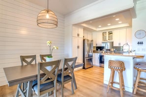 Appart'hôtel (5 Bedrooms) | Cuisine privée | Micro-ondes, four, lave-vaisselle, cafetière/bouilloire