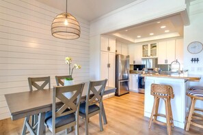 Condo (5 Bedrooms) | Private kitchen | Microwave, oven, dishwasher, coffee/tea maker