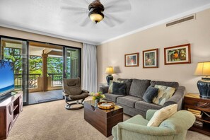 Condo (Multiple Bedrooms) | Salle de séjour | Téléviseur