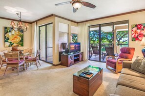 Condo (Multiple Bedrooms) | Sala de estar | Televisión