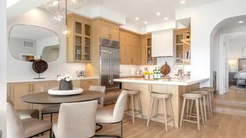 Micro-ondes, four, lave-vaisselle, cafetiĂšre/bouilloire