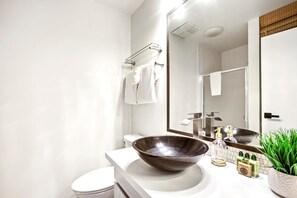 Lejlighed (2 Bedrooms) | Badeværelse | Bruser, designertoiletartikler