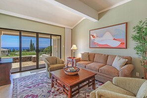 Condo (3 Bedrooms) | Living room