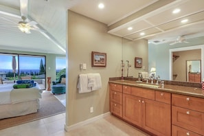 Condo (3 Bedrooms) | Bathroom | Shower, designer toiletries, hair dryer