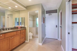 Condo (3 Bedrooms) | Bathroom | Shower, designer toiletries, hair dryer