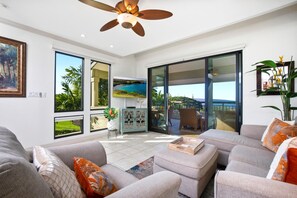 Condo (3 Bedrooms) | Living room