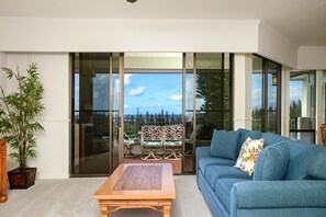 Condo (4 Bedrooms) | Living room