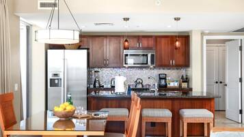 Condo (5 Bedrooms) | Private kitchen | Microwave, oven, dishwasher, coffee/tea maker