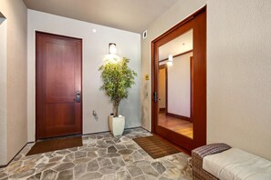 Condo (6 Bedrooms) | Entrada de la propiedad