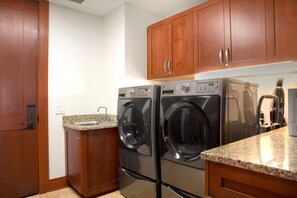 Condo (6 Bedrooms) | Laundry room