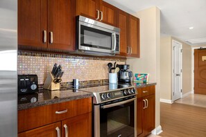 Een magnetron, een oven, een vaatwasser