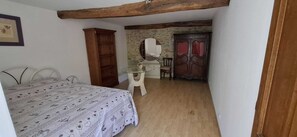 2 bedrooms, iron/ironing board, free WiFi