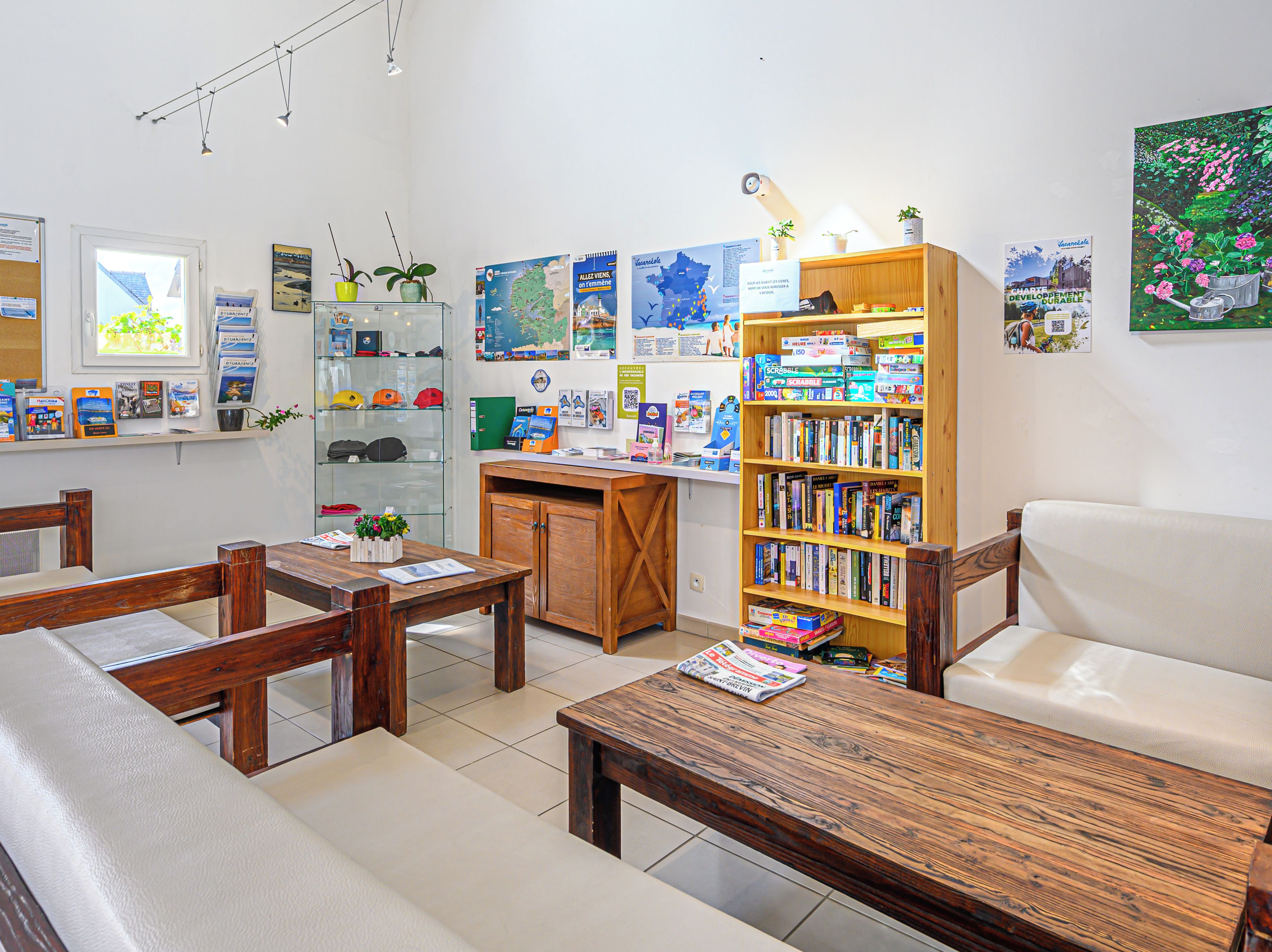 Una biblioteca acogedora con mobiliario de madera, estanterías y una amplia variedad de lecturas.