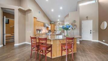 獨棟房屋, 多張床, 庭院, 山景 (18087 Lake Hughes) | 私人廚房 | 電冰箱、微波爐、烤箱、爐台