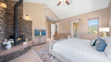 House, Multiple Beds, Patio, Mountain View (18087 Lake Hughes) | 4 bedrooms, individually decorated, individually furnished, bed sheets