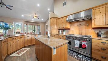 Hus - flere senge - terrasse - bjergudsigt (18087 Lake Hughes) | Privat køkken | Køleskab, mikrobølgeovn, ovn, kogeplade