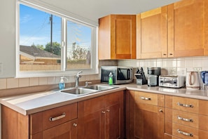 House, Multiple Beds, Patio, Garden View (303 Duarte) | Private kitchen
