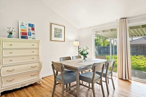 Casa, varias camas, patio, vista al jardín (303 Duarte) | Restaurantes