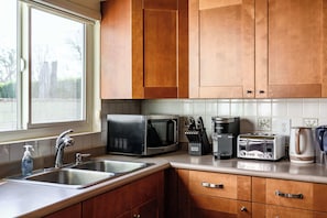 House, Multiple Beds, Patio, Garden View (303 Duarte) | Private kitchen | Fridge, microwave, oven, stovetop - Cozy Family Retreat With Fireplace & Spacious Yard (Duarte)