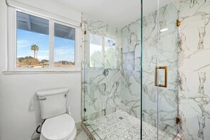 House, Multiple Beds, Patio, Garden View (303 Duarte) | Bathroom