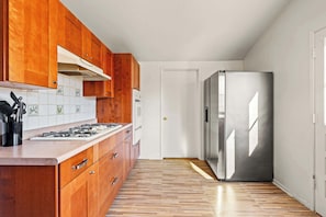 House, Berbilang Katil, Patio, Garden View (303 Duarte) | Dapur peribadi | Peti sejuk, ketuhar gelombang mikro, ketuhar, dapur 