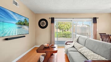 House, Multiple Beds, Patio, Garden View (189 Upland) | Living area | TV