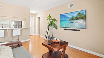 House, Multiple Beds, Patio, Garden View (189 Upland) | Living area | TV