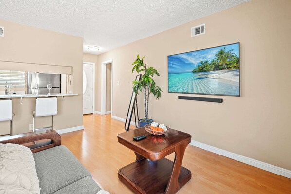 House, Multiple Beds, Patio, Garden View (189 Upland) | Living area | TV