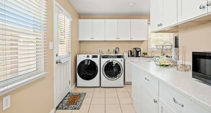 Cozy Getaway Bright, Clean & Fully Equipped