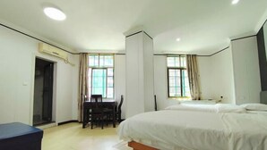 Une chambre d’hôtel avec un lit, un bureau et une chaise.