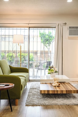 Appartamento, letti multipli, patio, vista giardino (1179 Monterey Park) | Area soggiorno | TV a schermo piatto 42 pollici con canali digitali