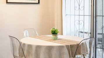 Apartment, Multiple Beds, Patio, Garden View (1179 Monterey Park) | Dining