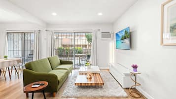 Căn hộ, nhiều giường, sân hiên, quang cảnh vườn (1179 Monterey Park) | Khu phòng khách | TV màn hình phẳng 42-inch có truyền hình kỹ thuật số