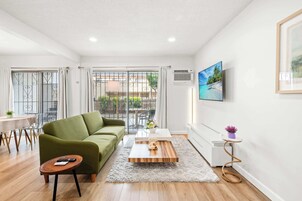 Apartamento, varias camas, patio, vistas al jardín (1179 Monterey Park) | Zona de estar | Televisión de pantalla plana de 42 pulgadas con canales digitales