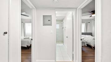 Departamento, varias camas, patio, vista al jardín (1179 Monterey Park) | 2 habitaciones, decoración personalizada y muebles diferentes