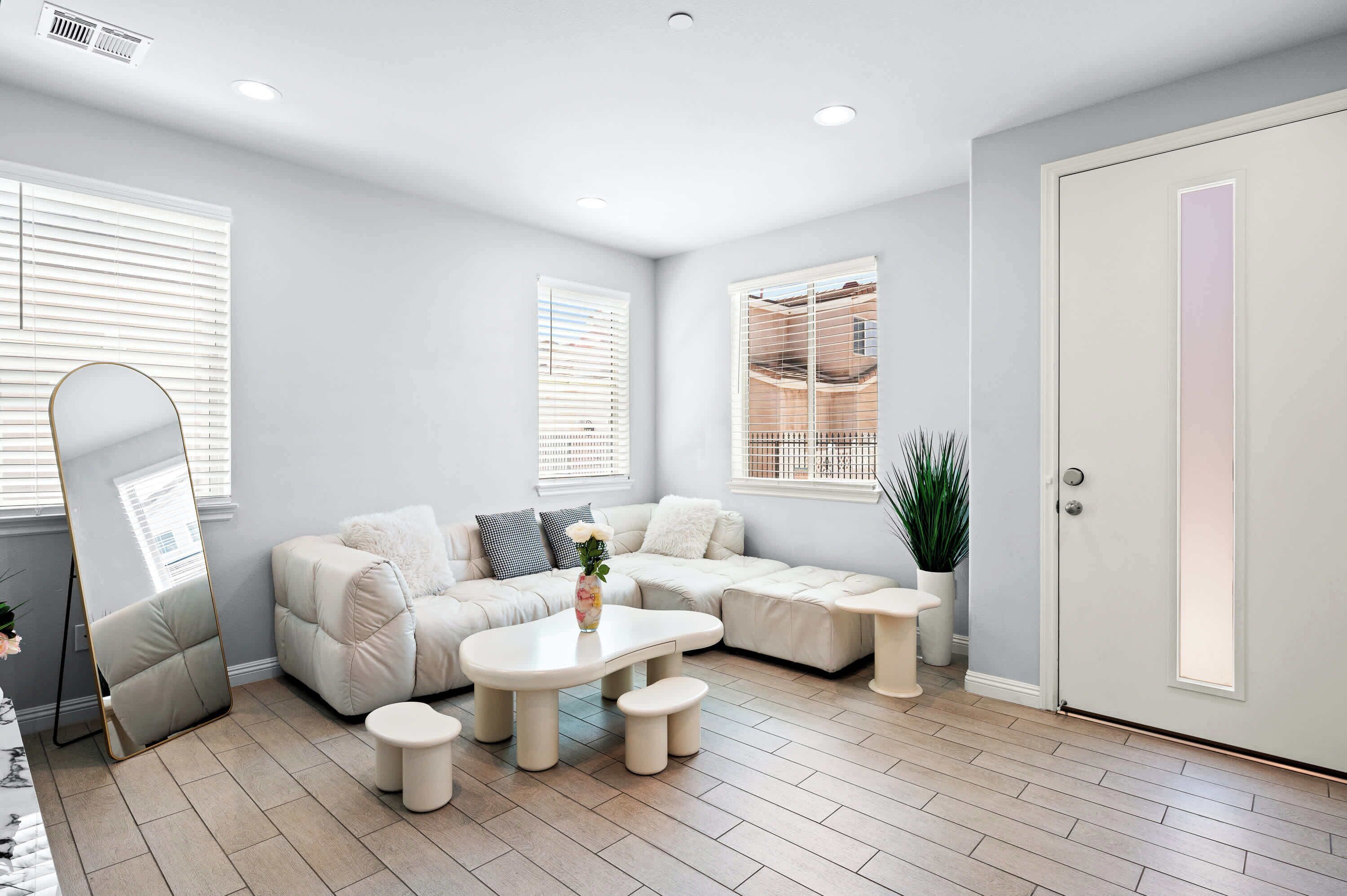 獨棟房屋, 多張床, 庭院, 花園景觀 (15921 La Puente) | 起居區 | 42-吋平面電視，提供數位頻道