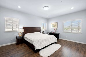 Casa, varias camas, patio, vista al jardín (15921 La Puente) | 4 habitaciones, decoración personalizada y muebles diferentes 