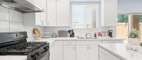 House, Multiple Beds, Patio, Garden View (15921 La Puente) | Private kitchen | Fridge, microwave, oven, stovetop