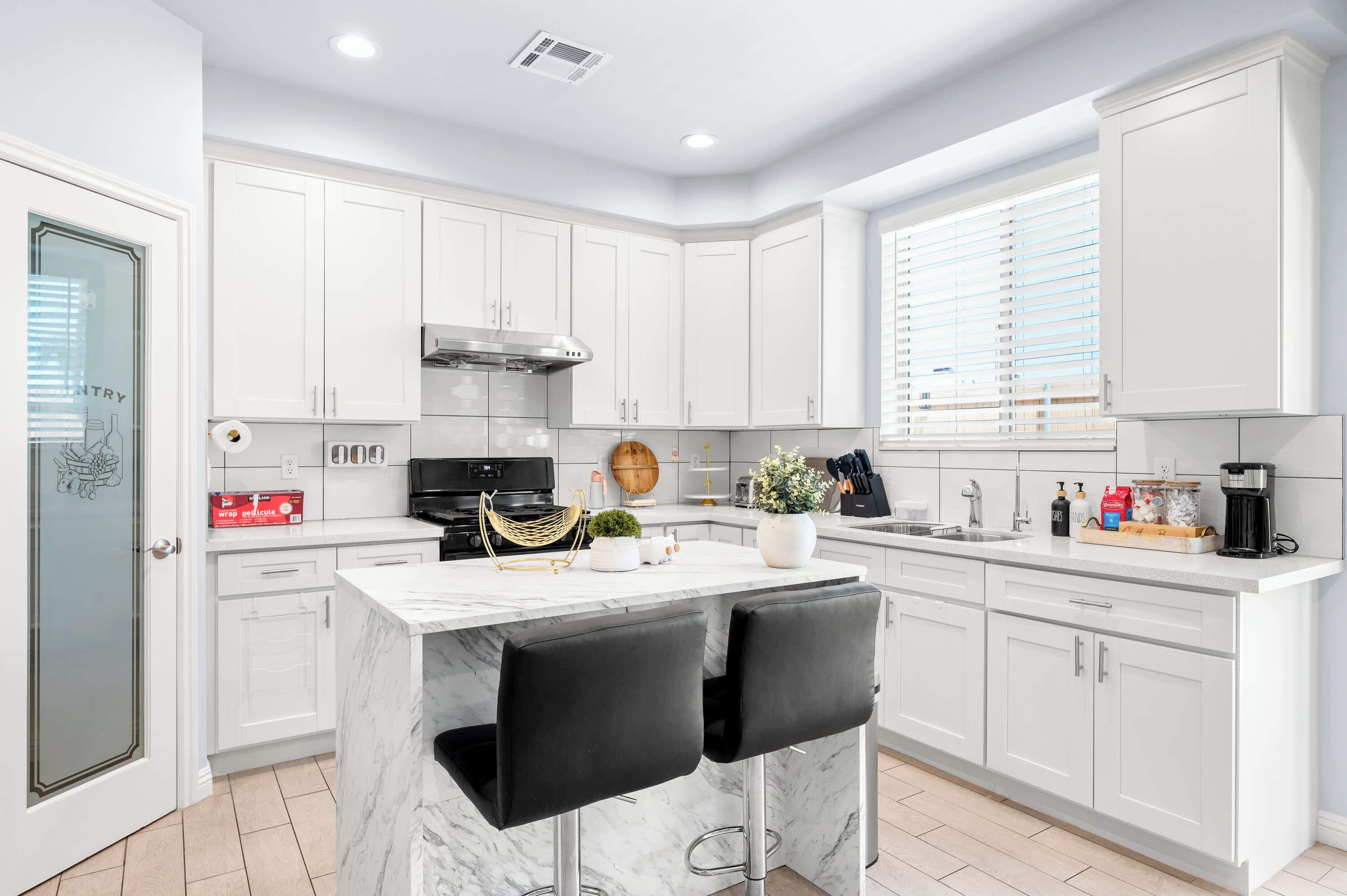 하우스, 침대(여러 개), 파티오, 정원 전망 (15921 La Puente) | 전용 주방 | 냉장고, 전자레인지, 오븐, 쿡탑